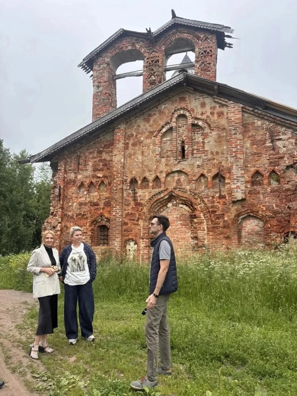 Руководитель МТУ Росимущества в Псковской и Новгородской областях Татьяна Пайвина совместно с начальником Инспекции государственной охраны культурного наследия Новгородской области Алексеем Курочкиным провели выездную встречу с представителями подрядной организации